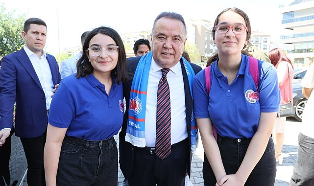 Başkan Böcek öğrencilerin karne heyecanına ortak oldu