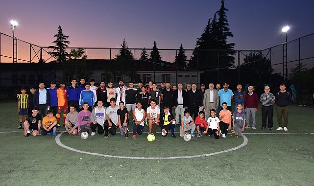 Başkan Bozkurt gençlerle halı saha maçında buluştu