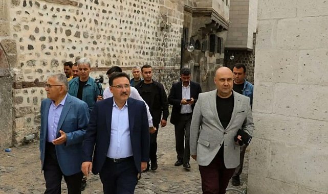 Başkan Büyükkılıç ve Vali Çiçek Tarihi Kayseri Mahallesi&#039;ni inceledi