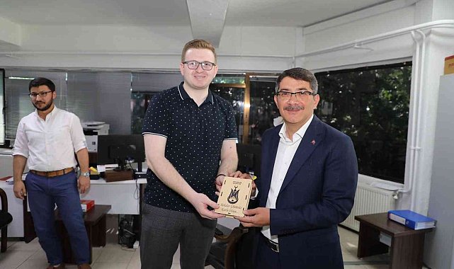 Başkan Çelik personelinin Babalar Günü&#039;nü kutladı