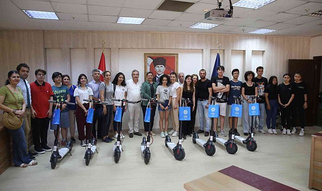 Başkan Çerçioğlu gençlere ödüllerini verdi