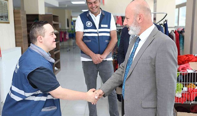 Başkan Çolakbayrakdar Sosyal Market&#039;i gezdi