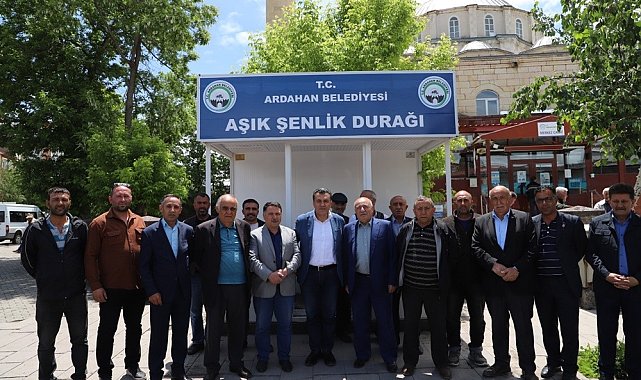 Başkan Demir, kenti modern duraklarla donatıyor