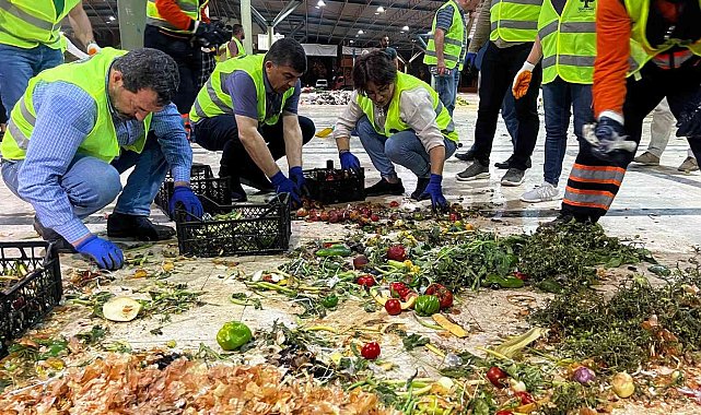 Başkan Fadıloğlu, sebze ve meyve atıklarını ayrıştırdı