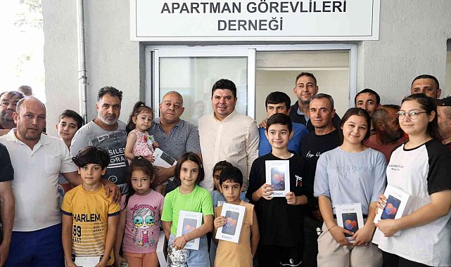 Başkan Kılıç&#039;tan apartman görevlilerinin çocuklarına sürpriz
