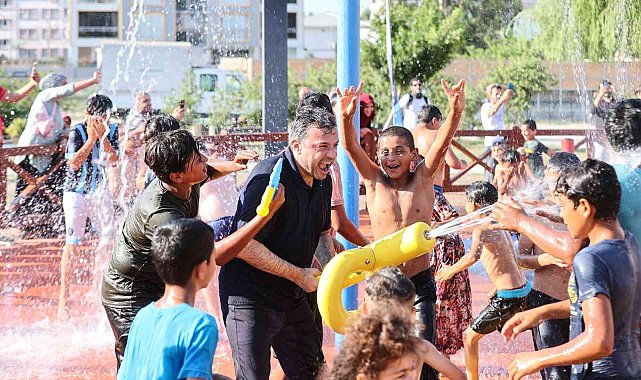 Başkan Kocaispir, su oyun parkını çocuklarla açtı