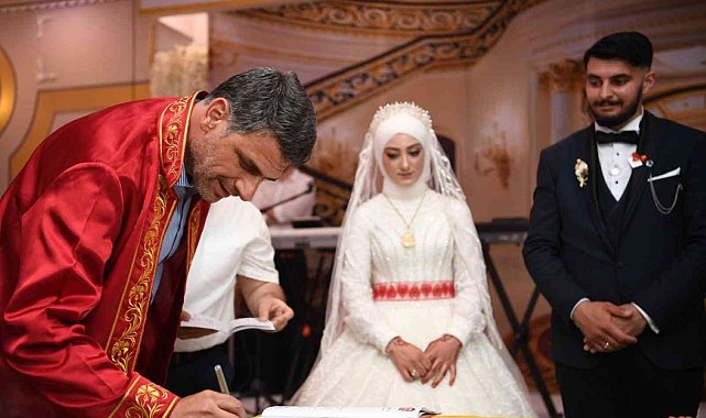 Başkan Kocaman çiftleri yalnız bırakmadı