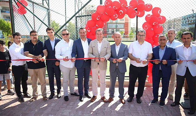 Başkan Koştu, halı sahaların açılışını yaptı