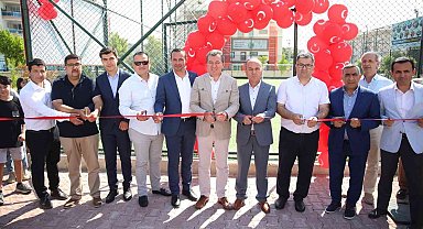 Başkan Koştu, halı sahaların açılışını yaptı