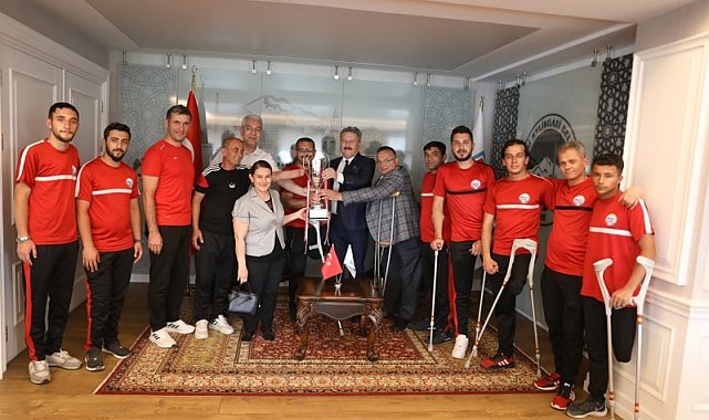 Başkan Palancıoğlu şampiyonları ağırladı
