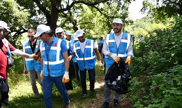 Başkan Tanır, gönüllülerle birlikte çöp topladı