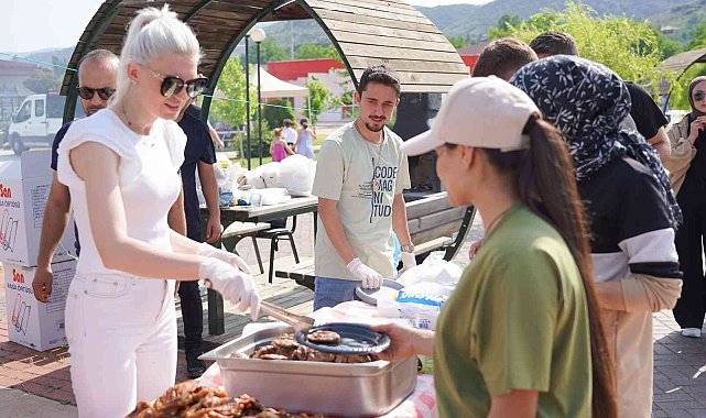Başkan Vekili Subaşı, Kent Konseyi Gençlik Meclisi üyelerine kendi elleriyle mangal yaptı