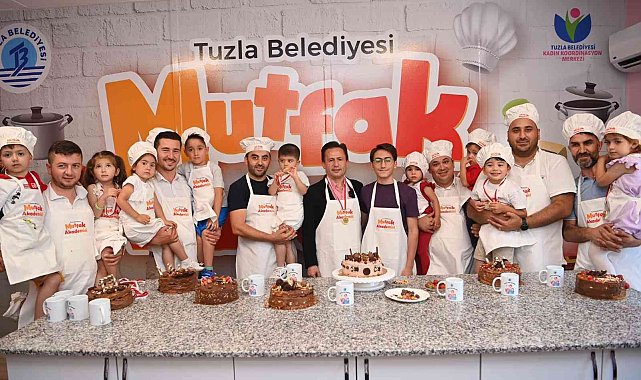 Başkan Yazıcı, AÇEM'li babalar ile birlikte pasta yaparak Babalar Günü'nü kutladı