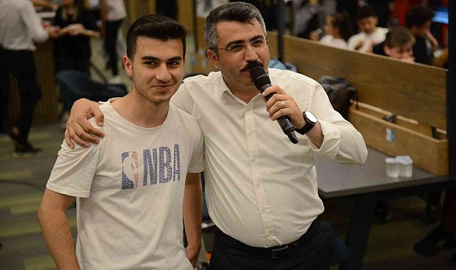 Başkan Yılmaz&#039;dan gençlere gitarlı sınav morali