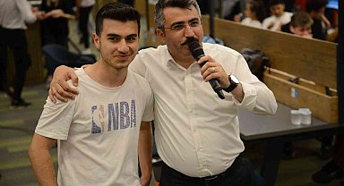 Başkan Yılmaz'dan gençlere gitarlı sınav morali