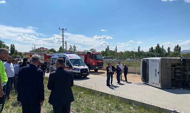 Başkent&#039;te servis minibüsü devrildi;15 yaralı