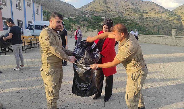 Batman'da jandarma köy okulunda çöp toplayarak çevre bilincini anlattı
