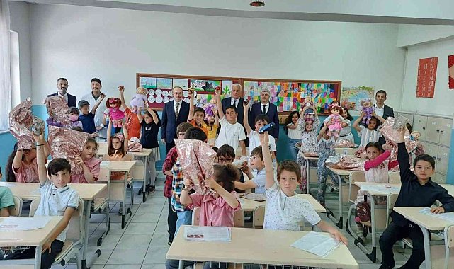 Bayburt&#039;ta öğrenciler düzenlenen törenle karnelerine kavuştu