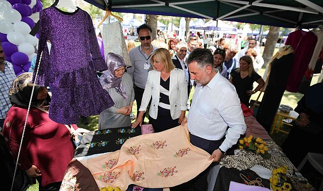 Bayraklı'nın üreten kadınları el emeklerini sergiledi