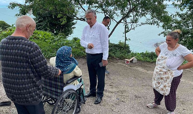Belediye başkanı sosyal medyada el arabası ile taşınan engelli kadını gördü, tekerlekli sandalye hediye etti