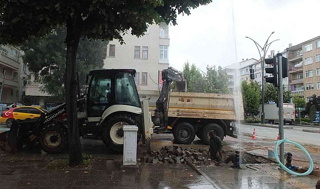 Belediye ekipleri su borusunu patlattı, onarmak için saatlerce uğraştı