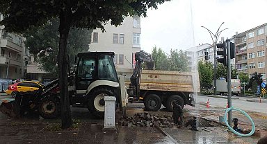 Belediye ekipleri su borusunu patlattı, onarmak için saatlerce uğraştı