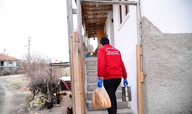 Belediye yemekhanesinde pişiyor, soğumadan vatandaşın ayağına götürülüyor