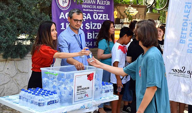 Belediyeden LGS'ye giren öğrenci ve velilere su ikramı