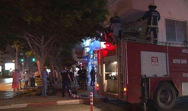 Berber dükkanındaki yangın apartman sakinlerini sokağa döktü