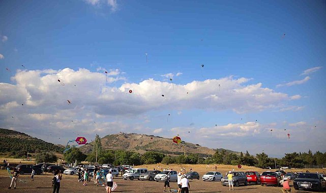 Bergama'daki uçurtma şenliğine çocuklardan yoğun ilgi