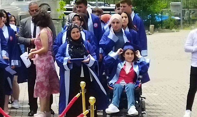 Beş yıl önce ipe bağlı duvara asılı yaşarken liseden mezun oldu