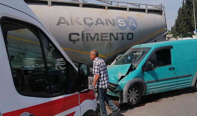 Beton mikseri ile çarpışan hafif ticari aracın sürücüsü yaralandı