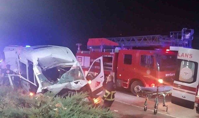 Beton mikseri ile midibüs çarpıştı: 13 yaralı