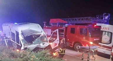 Beton mikseri ile midibüs çarpıştı: 13 yaralı