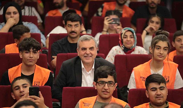 Beyazgül gençlerle stand-up gösterisinde buluştu