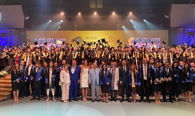 Beykent Üniversitesi'nde 25'inci yıl mezuniyet coşkusu