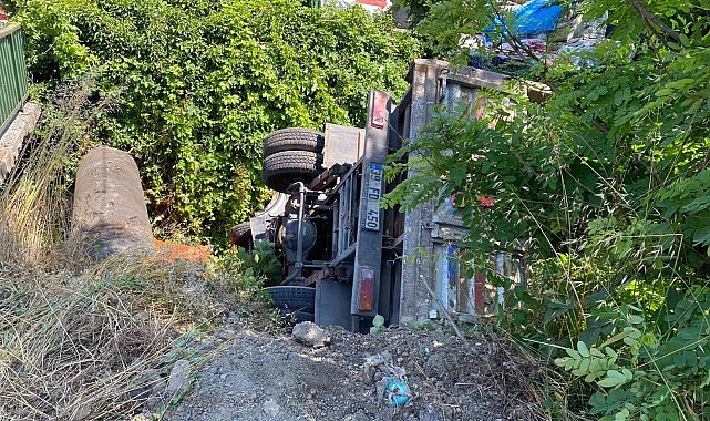 Beykoz&#039;da freni tutmayan kamyon dereye uçtu, sürücü burnu kanamadan kurtuldu