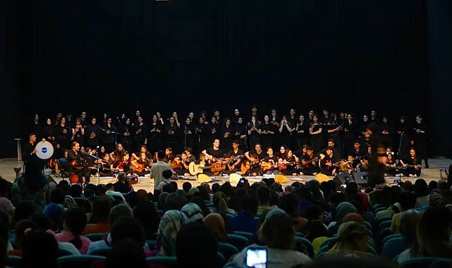 Beyşehir'de 115 kişilik öğrenci korosu ve orkestrasından yaza merhaba konseri