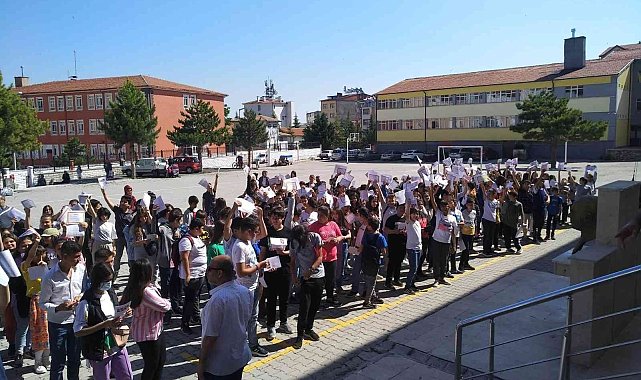 Beyşehir'de 14 bin öğrenci karne sevinci yaşadı