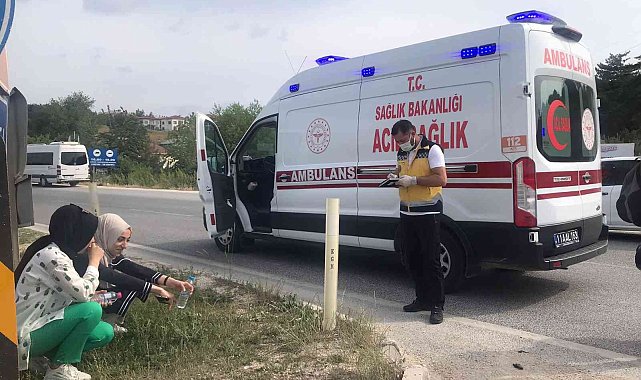 Bilecik'te fabrika servisiyle tır çarpıştı, 2 kişi yaralandı