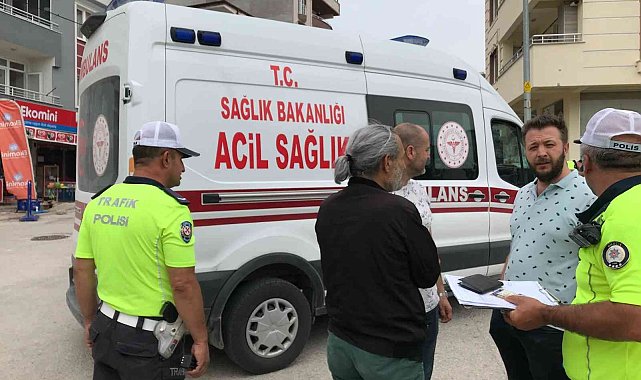 Bilecik'te minibüs ile otomobilin çarpıştı, 1 kişi yaralandı