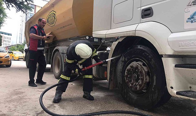 Bilecik&#039;te seyir halindeki kamyon alev aldı