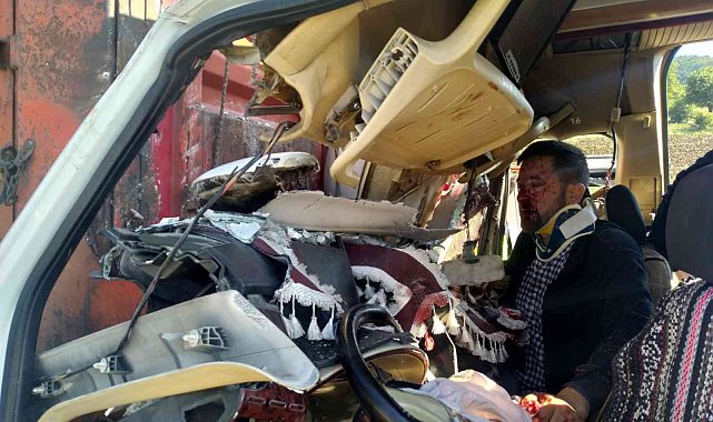 Bilecik&#039;teki kazada Bozüyük itfaiyesi 3 yaralıyı sıkıştığı yerden kurtardı