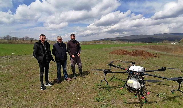 Bilecikli çiftçi buğdaylarını havadan böyle ilaçladı