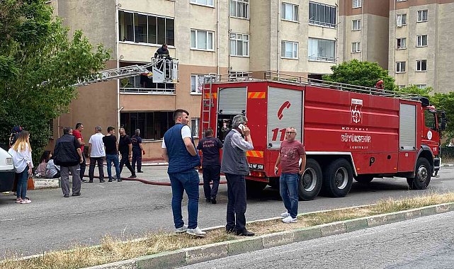 Binanın çatısı alev alev yandı, vatandaşlar sokağa döküldü