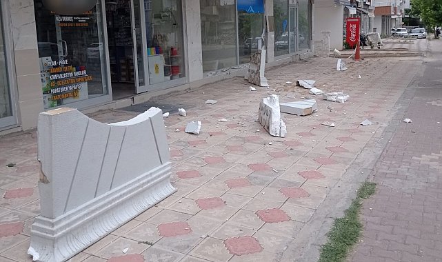 Binanın dış cephe kaplamaları rüzgara dayanamadı