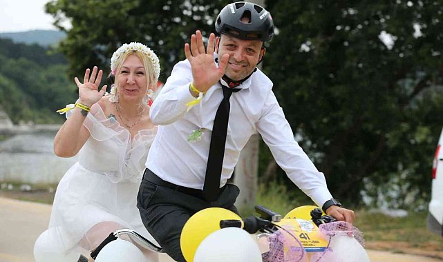 Bisiklet festivalinde gelinlik ve damatlıkla ön safta pedal çevirdiler