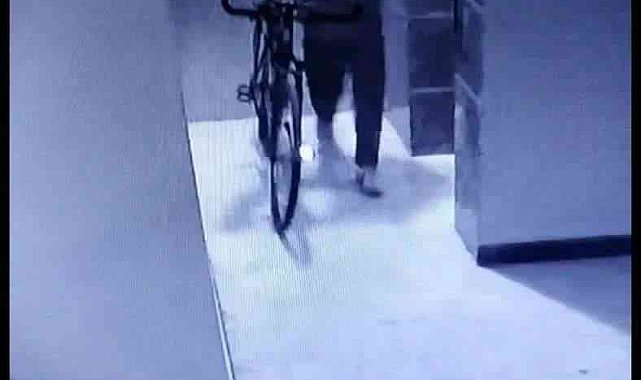 Bisiklet hırsızı güvenlik kameralarına yakalandı
