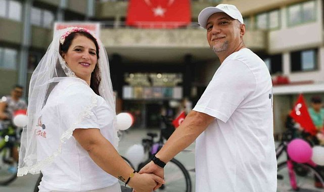 Bisiklet tutkunu çift bu sefer 'mutluluğa' pedal çevirdi