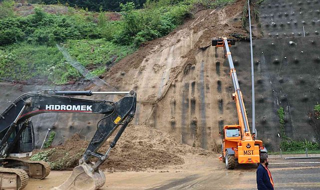 Bolu Dağı Tüneli&#039;nde toprak kayması İstanbul yönünü kapattı